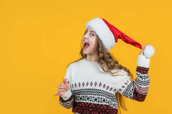 Gott nytt år tonåring flicka bär röd tomte hatt känna överraskning, överraskning — Stockfoto