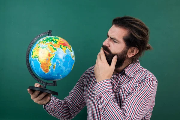 Hombre con barba y bigote mira como hombre de negocios o profesor en la universidad o la escuela, viajando — Foto de Stock