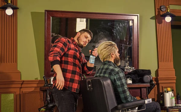 Pessoa sentada em cadeira hidráulica. Visite cabeleireiro. Manter a forma. Homem no salão de cabeleireiro. Cliente da Barbearia. Limpeza de barbas. Serviços de barbearia. Olhar perfeito. Cabelo facial. Bonito hipster. — Fotografia de Stock
