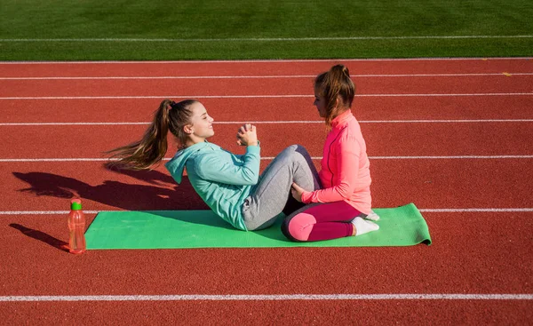 Έφηβες κορίτσια προπόνηση σε υπαίθριο στάδιο με στρώμα γυμναστικής, προπόνηση — Φωτογραφία Αρχείου