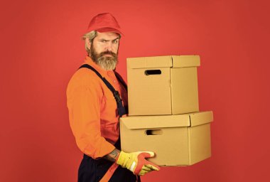 Hızlı nakliye. Yakışıklı adam kırmızı şapka. Servis teslimatı Posta memuru. Satın alma. Alışverişe. Bekarlığa veda günü. Gideceğiniz yere teslim edilecek. Kurye ve teslimat. Postacı teslimatçı.