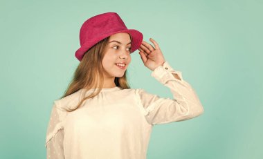 Genç uzmanlar. Yaz aksesuar koleksiyonu. Uzun saçlı çocuk. Güzellik ve tarz. Mutlu çocukluk. Genç ve tasasız. Retro kız mavi arka plan. Mutlu küçük çocuk şapkası. Eski moda görünüş