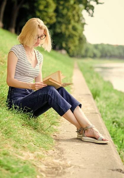 Mujer soñando con vacaciones. Descansa relajado y pasatiempo. Pase tiempo libre para usted. Temporada de vacaciones. Vacaciones de verano. La chica se sienta en la hierba verde cerca del río. Chica relajante a orillas del río después del día de trabajo —  Fotos de Stock