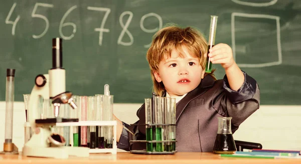 Faszinierendes Thema. Wissenstag. Kind studiert Biologie Chemie. Knabenmikroskop und Reagenzgläser im Klassenzimmer. Grundkenntnisse Grundschulbildung. Bildungsexperiment. Wissenskonzept — Stockfoto