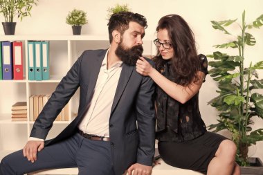 Baştan çıkarıcı meslektaşım. Patronla flört ediyor. Erkek ve kadın iş arkadaşları. Ofis flörtü. Kariyer şirketi. Ofis çifti. Flört ve baştan çıkarma. Seksi sekreter ve menajer. İş ilişkisi