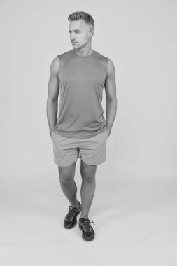 Kaslı vücut. Antrenman ve spor. Olgun ve çekici. İyi durumda. Spor kıyafetleri içinde güçlü bir sporcu. Sporcu fiziksel olarak fit. Aktif sporcu. Sağlık ve sağlıklı yaşam tarzı. Spor ve zindelik