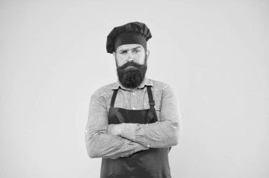 Senin özel etkinliğin. Şapkalı ve önlüklü vahşi erkek aşçı. Profesyonel bir aşçı. Lokanta mutfağı ve aşçılık. Yemek şirketi şirketi. Kafemize hoş geldiniz. Öğle yemeği zamanı. Ciddi sakallı şef.