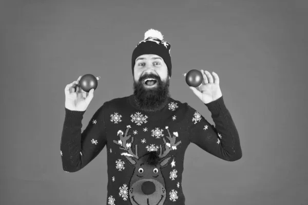 Regelbundet tillbehör. Gott nytt år. God jul, då. rådig och rolig event manager jonglör. Glad man jonglera julgran dekorativa leksak. Leksaksbiträde. Festlig atmosfär finns överallt — Stockfoto