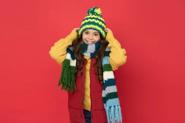 Muchacha adolescente feliz en bufanda tejida y sombrero usan ropa de abrigo en la temporada de invierno, moda acogedora —  Fotos de Stock