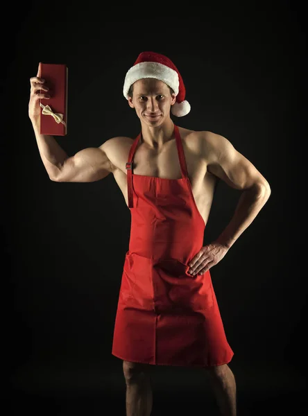 Antrenman fanatiği için spor hediyesi. Mutlu adam hediye kutusunu tutuyor. Atletik aşçı gülümsemesi ve Noel hediyesi. Boks günü. Noel Baba 'dan hediye. Sağlık hediyesi. Yeni yıla her zamankinden daha güçlü başlıyoruz. — Stok fotoğraf