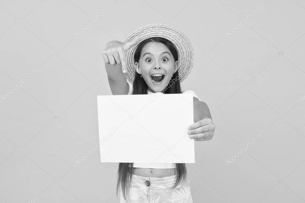 I am happy. advertising of beach party. paper art and craft style. hello summer. happy kid presenting paper sheet. summer teen girl. place for copy space. summer sales - end of season