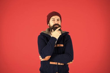 Fotoğraf için poz veriyorum. Örgü ceketli sakallı bir adam olabilir. Sıkı giyinmen gerek. Erkek kış modası. Soğuk havada sakal kıllarına dikkat et. Sonbahar ve kış koleksiyonu. Şapkalı vahşi hippi.