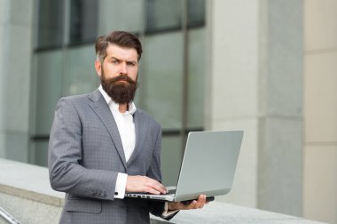 Web konferansı. Ciddi mühendis dışarıda dizüstü bilgisayar kullanıyor. Bilgisayar konferansı. Video görüşmesi yapıyorum. Video konferansı. Modern teknoloji. Resmi moda tarzı. İş iletişimi