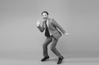 İş adamı neşeli dans resmi kıyafetler, eğlenceli yaşam tarzı konsepti