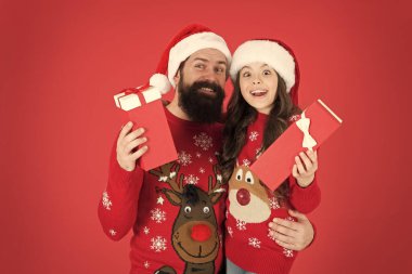 Babamla güvende hissediyorum. Aile alışveriş geleneği. Kızları ve babaları Noel tatili geçiriyorlar. Aile sevgisi zamanı. Kış tatili Bizim küçük noelimiz. Baba ve çocuk hediyelerini paylaşırlar. Noel hediyesi al.