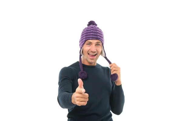 Gelukkig knappe man in de winter warm gebreide hoed wijzend vinger geïsoleerd op wit, mode — Stockfoto