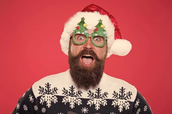 Festa do Pai Natal. Homem barbudo em copos de festa de árvore de Natal. Papai Noel com olhar feliz festa. Noite de festa de Ano Novo. Comemore a estação festiva. Celebrações de férias. Feliz Natal. Férias de inverno — Fotografia de Stock