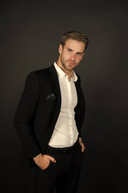 Muhafazakâr kalıyorlar. Tarz sahibi bir iş adamı. Ofis tarzında modern bir adam. Profesyonel gardırop. İş elbisesi kuralı ve resmi tarz. Moda ve tarz