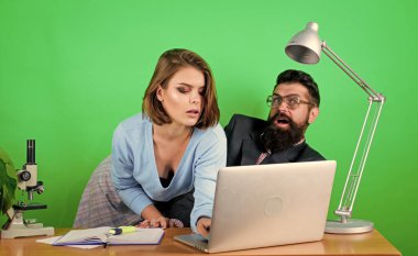 Seksi öğrenci. Olgun bir öğretmen ve çekici bir kadın. Yasak ilişkiler kavramı. Özel ders. Öğretmenle flört etmek. Öğrenci şehvetli seksi kız ve deneyimli öğretmen. Ona bilgisayarı nasıl kullanacağını göster.