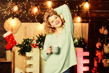 Sadece rahatla. Mutlu yıllar. Noel zamanı. Neşeli kadın kendini rahat hissediyor kutlama zamanı. Xmas havası. Kadın kakao içiyor. Kış tatili Sabah kahvesi. Kız süt bardağı tutuyor.