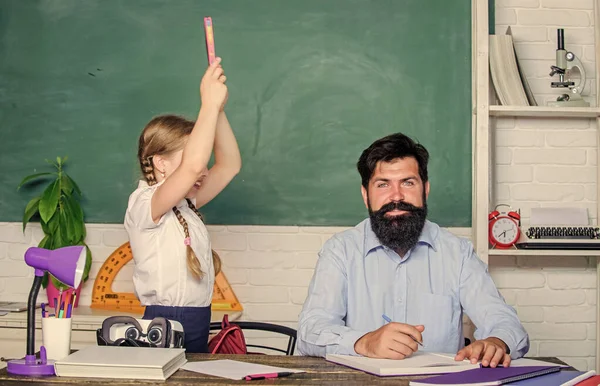 Ayuda a estudiar. Disciplina y educación. Hombre barbudo pedagogo estudio junto con el niño. El estudio es divertido. Profesora de escuela y colegiala. Educar en casa con padre. Principio de recompensa y castigo — Foto de Stock