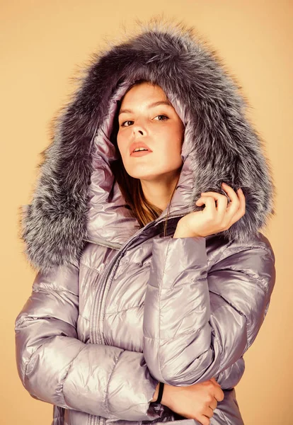 Pele falsa. A aquecer. Casual casaco de inverno ligeiramente mais elegante e têm mais características de conforto, tais como capuz maior guarnição de pele no capuz. Moda menina roupas de inverno. Tendência moda. Casaco e chapéu de moda — Fotografia de Stock