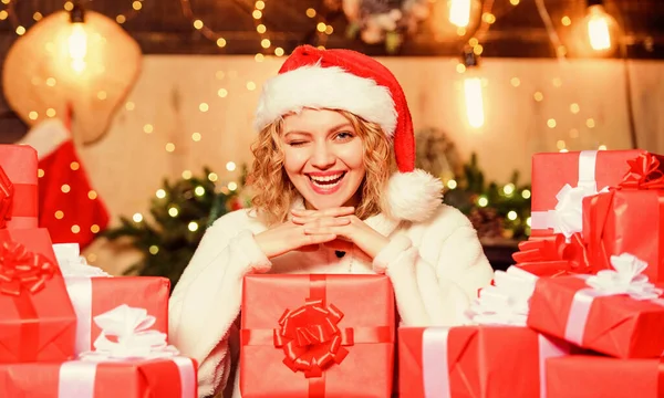 Un bel regalo. vendite di Natale. Il concetto del giorno della boxe. Una donna a Natale. festa delle vacanze invernali. Shopping di Capodanno. ragazza con scatola regalo di Natale. felice anno nuovo. consegna regali di Natale — Foto Stock