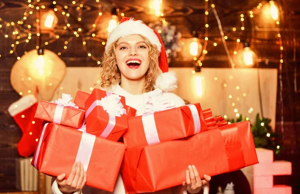 Si tiene muchos regalos para envolver, conviértalos en una fiesta de envoltura de regalos. Compra muchas envolturas de regalo. Se merece todo lo mejor. Cintas lazos accesorios. Chica santa sombrero celebrar envuelto cajas de regalo. Año nuevo — Foto de Stock