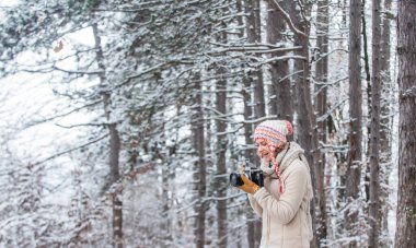 Özel bir şey yaratmak için ilham. Kışın yakalanması. Çarpıcı kış fotoğrafları çekiyor. Kış hobisi. Fotoğraflarla kar manzarasının güzelliğinin tadını çıkar. Profesyonel kameralı kadın fotoğrafçı