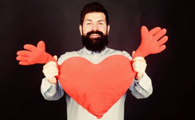 Sakallı hippi sarılma kalbi. Sevgililer Günü 'nü kutlayalım. Sakallı ve bıyıklı adam romantik bir ruh hali içinde. Sevgiyi hissetmek. Çıkma ve ilişki kavramı. Aşkta mutlu. Fiziksel temas. Bedava sarılma