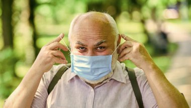 Kilitleme kısıtlamalarını gevşetiyorum. Maske tak. Karantina genişletildi. Salgın hastalık konsepti. Enfeksiyonun yayılma riskini sınırla. Kıdemli adam maskesi. Maske virüsten korunuyor. Yaşlı insanlar yüksek riskli covid-19