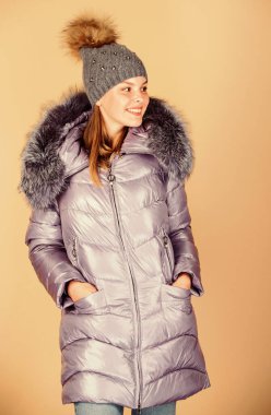 Kış sıcaklığı. Mutlu kış tatilleri. Yeni yıl. Yastıklı, kalın paltolu kadın. Kış kıyafetleri içinde güzellik. Soğuk sezon alışverişi. Soğuk algınlığı. Mevsimlik moda. Bereli kız. Sahte kürk modası