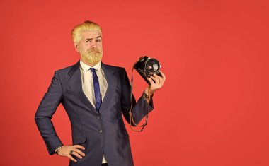 Kameralı eksantrik bir fotoğrafçı. Şık ve eski moda. Sakallı bir fotoğrafçı. Klasik tarz trend. İçerik yaratan. Neşeli sakallı hippi fotoğrafçı. Kullanılmış eşya deposu