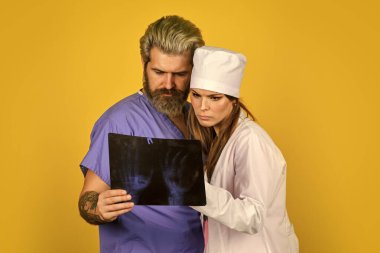 kişisel sağlık. Hasta tıbbi kayıtlarını incele. Teşhis koy. Görevdeki doktor teşhisi tartışır. danışmanlık. X-ray taraması. Radyografi tomografi sonucu. Doktor ve hemşirenin uzman tavsiyesine ihtiyacı var