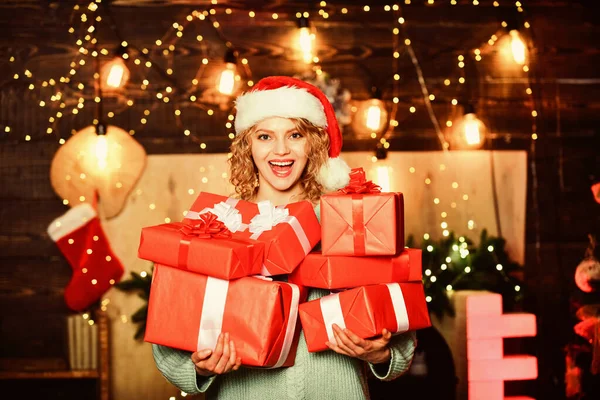 Festa di Natale. ragazza in scatola regalo cappello di Babbo Natale. Buon Natale a tutti. donna allegra condividere regalo di Natale. felice anno nuovo. Festeggiamo Natale con la famiglia. vacanze invernali e vacanze. Shopping natalizio — Foto Stock