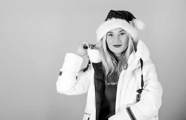 Jacket has extra insulation and slightly longer fit to protect your body from sharp winter weather. Santa girl. White jacket. Waiting frosty christmas days. Girl wear white jacket and santa hat — Stock Photo, Image