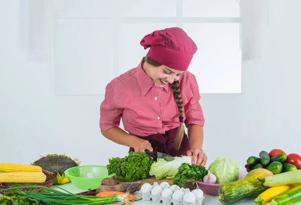 Mädchen macht Abendessen aus Gemüse, isst, glückliches Mädchen — Stockfoto