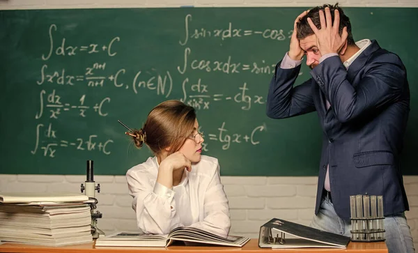 Çatışma durumu. Okul çatışması. Talep eden bir öğretim üyesi. İletişim kurmaktan mutsuz bir adam. Okul müdürü cezadan bahsediyor. Öğretmen ciddi sakallı adamın öğrenci kızla anlaşmazlığı var.