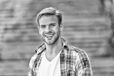 Yakışıklı ve mutlu. Yakışıklı adam dışarıda gülümsüyor. Yakışıklı bir genç adam görünüşü. Erkek bakımı. Kuaför salonu. Berber dükkanı. Moda modası. Sıradan bir tarz. Her yaşta yakışıklı, klasik filtre.