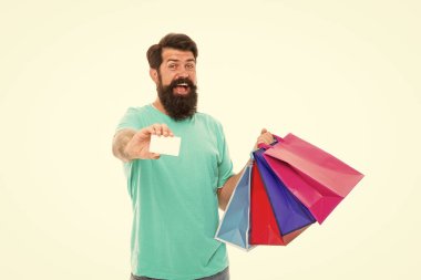 Her zamankinden daha kolay. Temassız ödeme. Kredi kartıyla. Çantalı ve indirim kartlı sakallı adam. Satın alma konsepti. Mutlu adam alışverişi. Ödeme yöntemi. Banka kartı. Kara Cuma indirimi. Memnun müşteri.