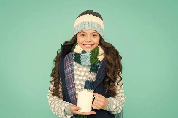 따뜻 한 음료를 마셔. 따뜻 해 지기 위한 더 많은 아이디어. 겨울 직감이야. 행복 한 여고생. 아이들의 겨울 패션. 날씨좋네. 이번 시즌에도 활동 해. 꼬마가 따뜻 한 뜨개질을 해. 어린이 온수 찻잔 — 스톡 사진