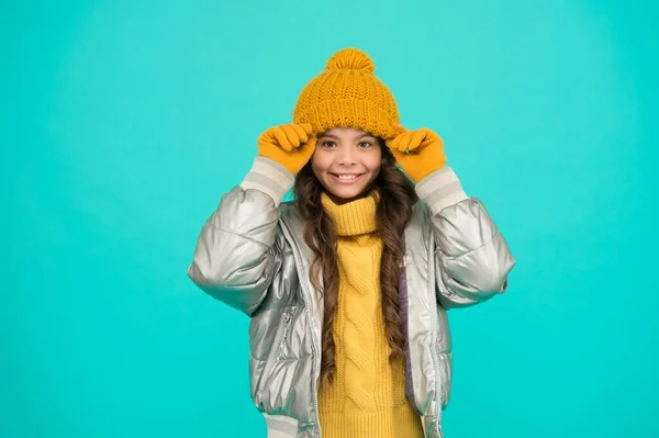 Sê feliz. ficar aconchegante e confortável. felicidade infantil. menina adolescente pronto para o inverno. estilo de roupa acolchoada. cuide-se com o tempo frio. criança feliz em roupas quentes de inverno. moda infantil sazonal — Fotografia de Stock