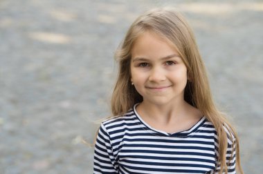 Çok güzel hissediyorum. Mutlu kız açık havada gülümsüyor. Güzellik bakışı. Kuaför salonu. Sıradan bir tarz. Moda. Kızlık ve çocukluk. Uluslararası kız çocuk günü. 11 Ekim, kopyalama alanı