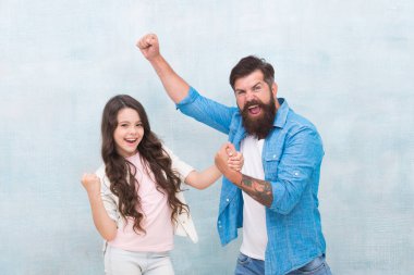 Mutlu sakallı adam ve küçük kız çocuk ailesi zaferi birlikte kutlar, kutlar.