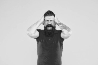 Hayır, olamaz. Konsepti kaybediyoruz. Başarısızlık. Hayal kırıklığına uğramış bir adam. İç enerji. Başarıyı kaybettim. Sıradan bir şekilde sakallı adam pişman oluyor. Üzüntü ve pişmanlık. Adamın mutsuz ifadesi sarı arka plan. Ezme ve başarısızlık