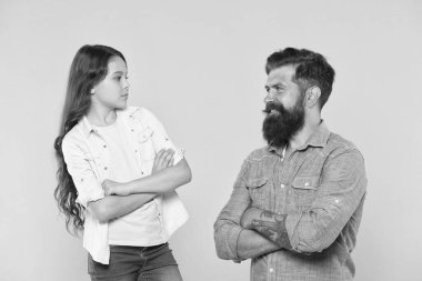 Aile ilişkileri. İletişim yetenekleri. Eşit şartlarda iletişim kurun. Baba ve kızı. Çocuk ve baba en iyi arkadaşlar. Ebeveynlik ve çocukluk. Babalar Günü konsepti. Tatlı baba ve tatlı çocuk.