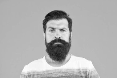 Akciğer tansiyonunda. Güven ve karizma kavramı. Sakallı, stil sahibi bir adamın portresi. Bıyıklı vahşi adam. Sakallı, olgun bir hippi. Sakallı, sakalsız, ciddi bir adam. sakal ve cilt bakımı