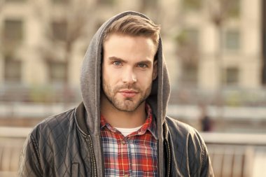 Randevu için saç şekillendiriyorum. Güzel saç stili. Berber dükkanı müşterisi. Berber dükkanı servisi. Kuaför salonu. Kafkasyalı kıllı hippi. Dışarıdaki traşsız adamın portresi. Şehir yaşam tarzı kıyafeti. Yakışıklı adam.