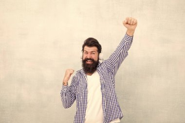 Kendimi hiç bu şekilde açmamıştım. Adam en sevdiği şarkıyı seviyor. Müzik benim hayatım. Hippi kulaklık takıyor. Sesden esinlenilmiştir. Kablosuz kulaklıkla müziğin tadını çıkar. Mutlu sakallı adam. Müzik hobisi. Benimle şarkı söyle.