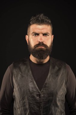 Kendine güvenen ve şık. Ciddi bir hippi esmer geçmişi var. Hippi tarzı sakallı adam. Hupster saçlı vahşi bir adam. Moda berber dükkanı. Sakallı berber. Tımar alışkanlığı. Hipster yaşam tarzı